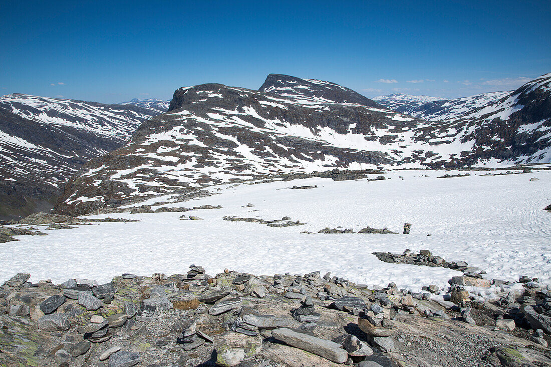 Steinhaufen und Eislandschaft am Berg Dalsnidda nahe Geirangerfjord, Geiranger, More og Romsdal, Norwegen, Europa