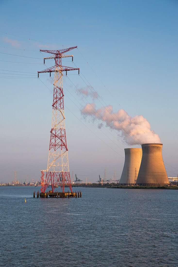 Gigantischer Strommast und das Atomkraftwerk Doel am Fluss Schelde bei Sonnenuntergang, Antwerpen, Flandern, Belgien, Europa