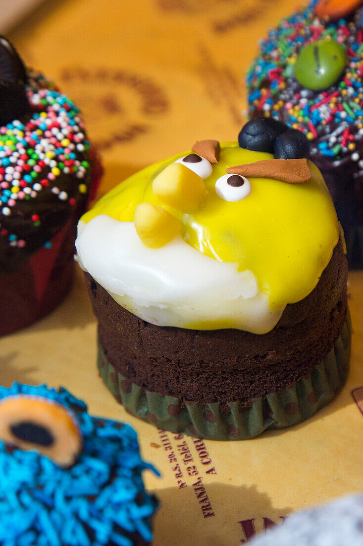 Cupcake mit Angry Bird Guß, A Coruna, Galicien, Spanien, Europa