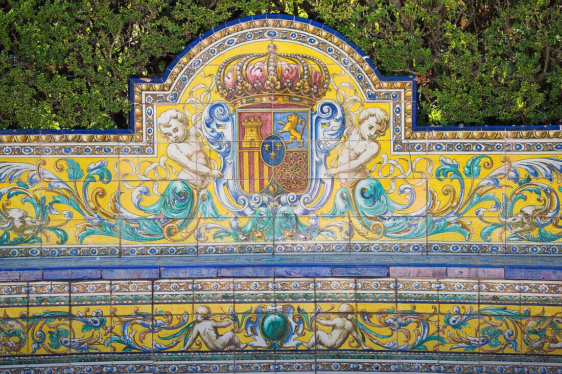 Kacheln mit Muster der Mauren an einer Wand im Park des Alcazar Königspalast, Sevilla, Andalusien, Spanien, Europa