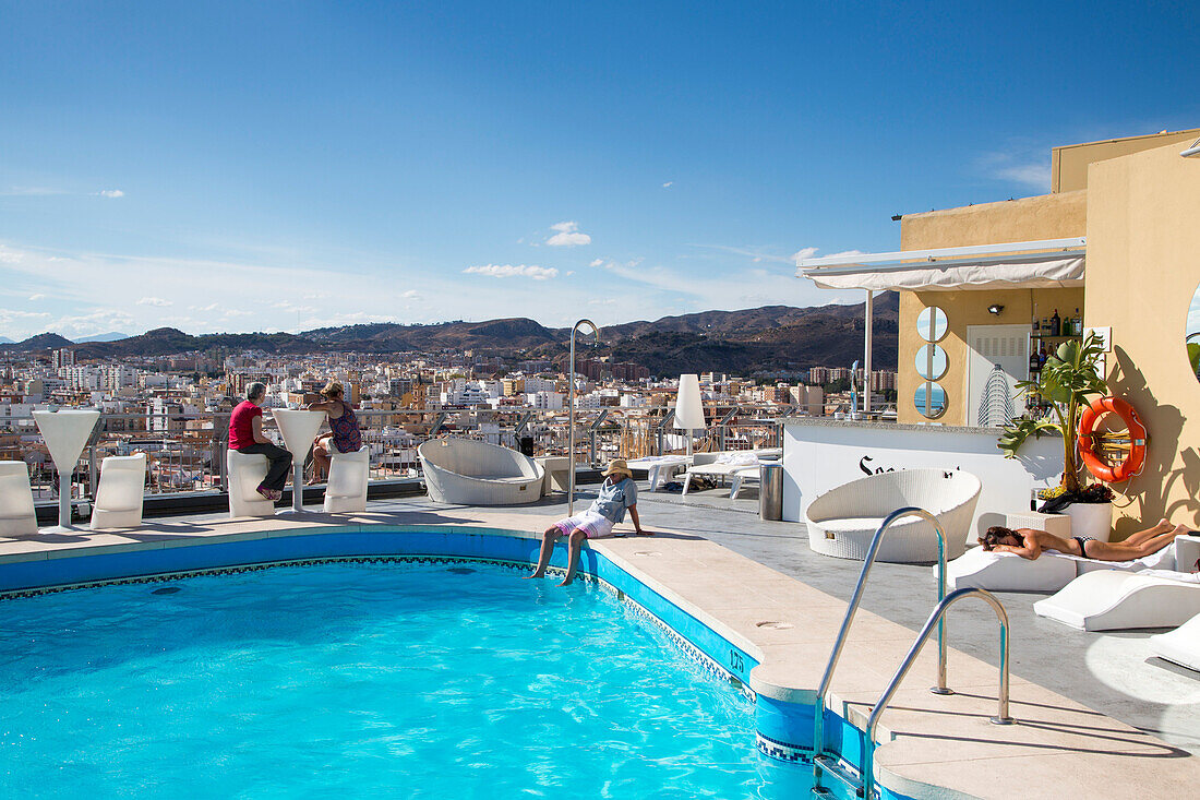 Menschen relaxen am Pool auf der Dachterrasse des AC Hotel Malaga Palacio by Marriott, Malaga, Andalusien, Spanien, Europa