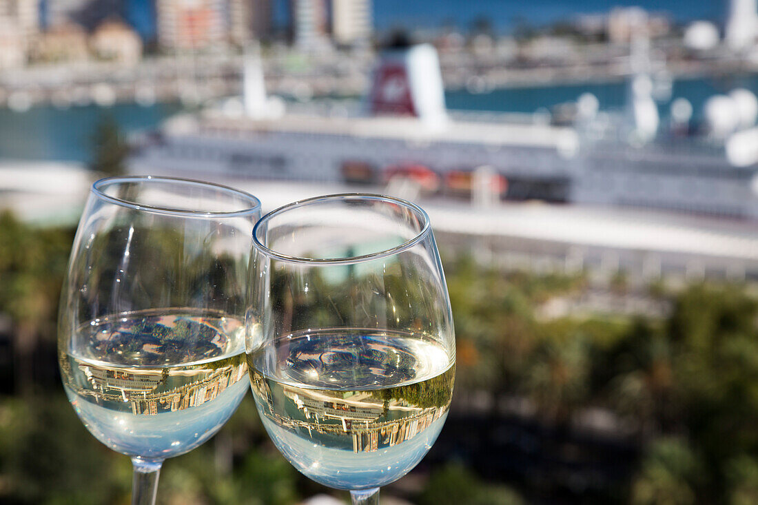 Zwei Gläser mit Weißwein und Spiegelung von Kreuzfahrtschiff MS Deutschland (Reederei Peter Deilmann), Malaga, Andalusien, Spanien, Europa