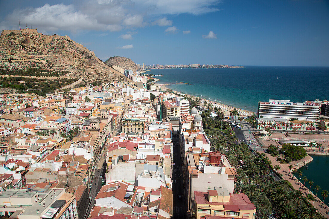 Blick auf Stadt mit Festung Castillo de Santa Barbara auf Hügel, Alicante, Andalusien, Spanien, Europa