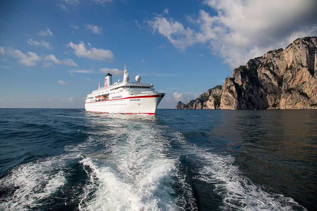 Kreuzfahrtschiff MS Deutschland (Reederei Peter Deilmann) passiert die Faraglioni Felsen, Insel Capri, Kampanien, Italien, Europa