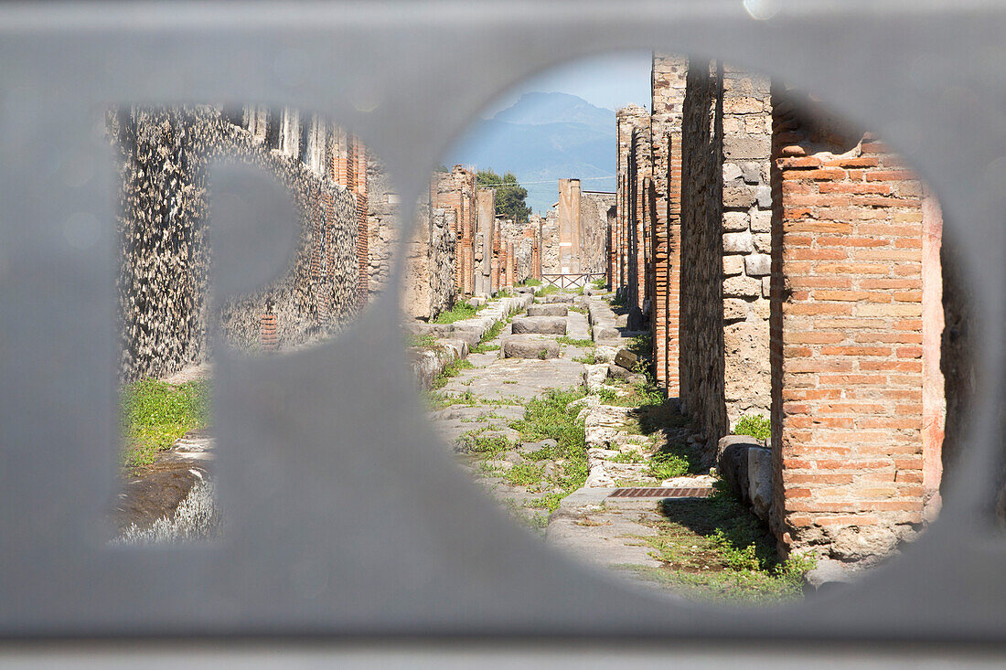 Blick durch Infoschild auf die römischen Ruinen von Pompeji, Pompeji, Kampanien, Italien, Europa