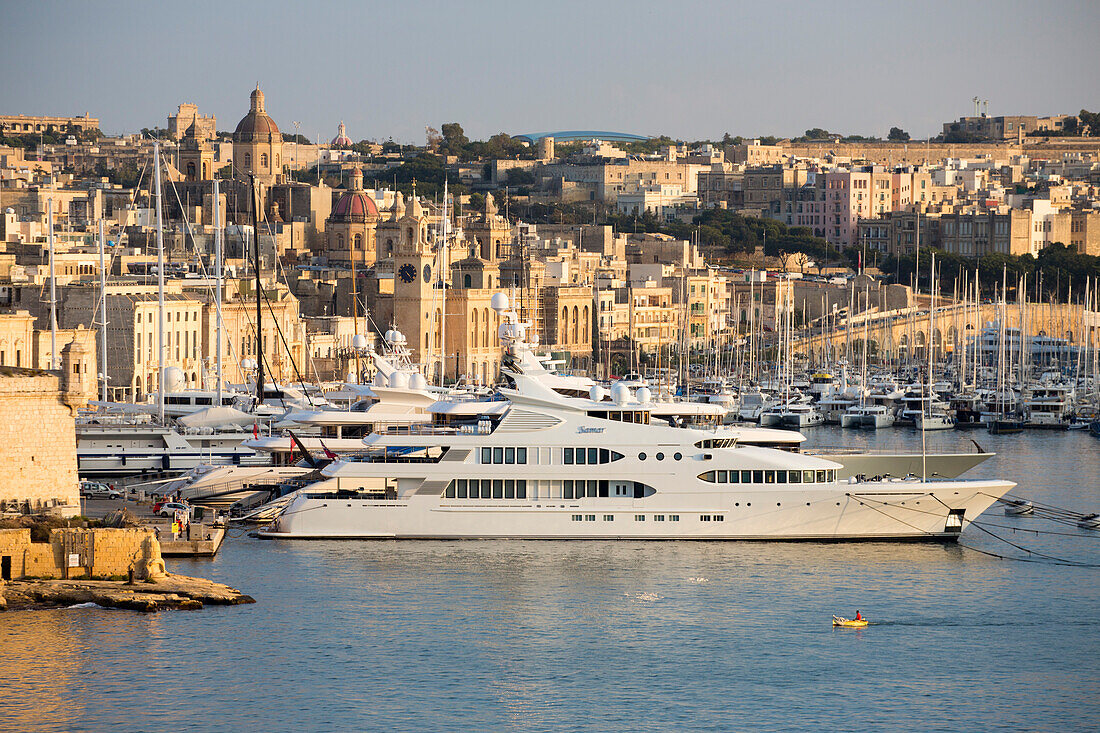 Blick von den Upper Barrakka Gardens  auf Luxusjachten und Segelboote in der Kalkara Marina, Valletta, Malta, Europa