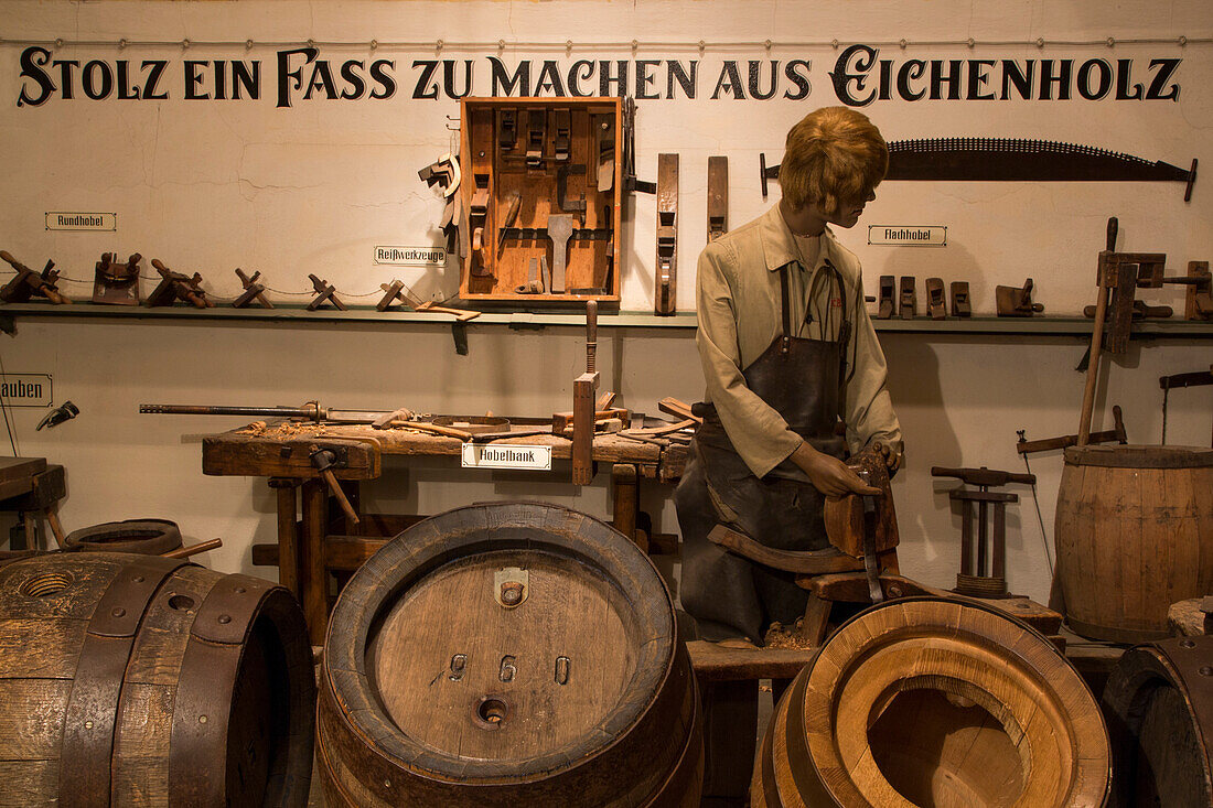 Das Handwerk der Büttner wird im Maisel's Brauereimuseum Bayreuth dargestellt, Bayreuth, Franken, Bayern, Deutschland, Europa