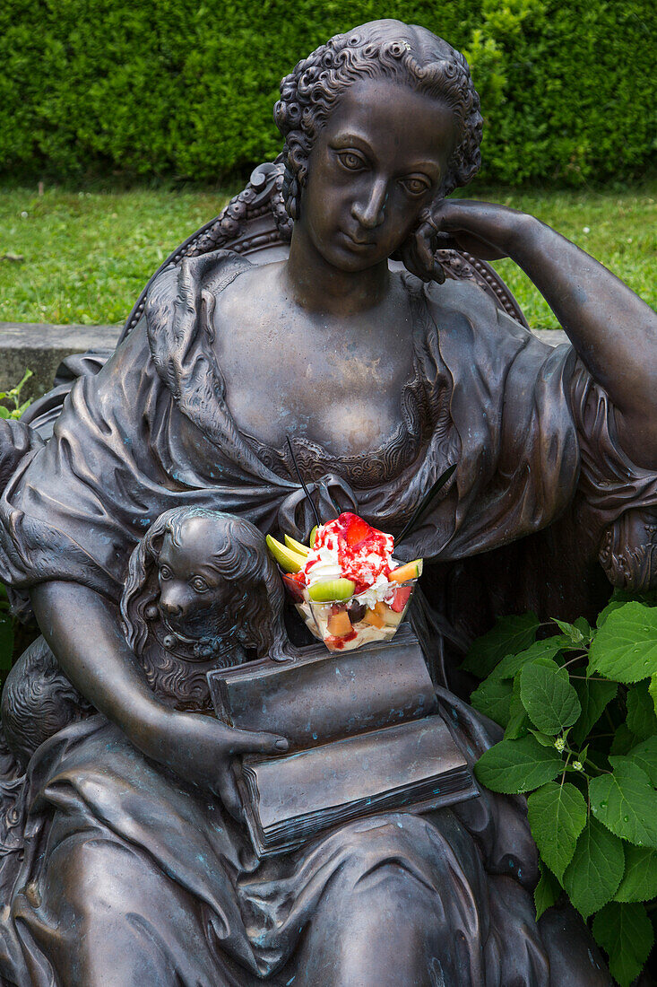 Statue der Markgräfin Wilhelmine mit Eisbecher, Bayreuth, Franken, Bayern, Deutschland, Europa