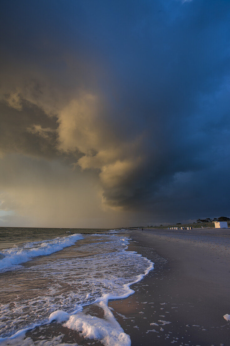 Sonnenuntergang mit Gewitterwolken an der Ostsee im Nationalpark Vorpommersche Boddenlandschaft, Dierhagen, Fischland-Darß-Zingst, Mecklenburg Vorpommern, Deutschland