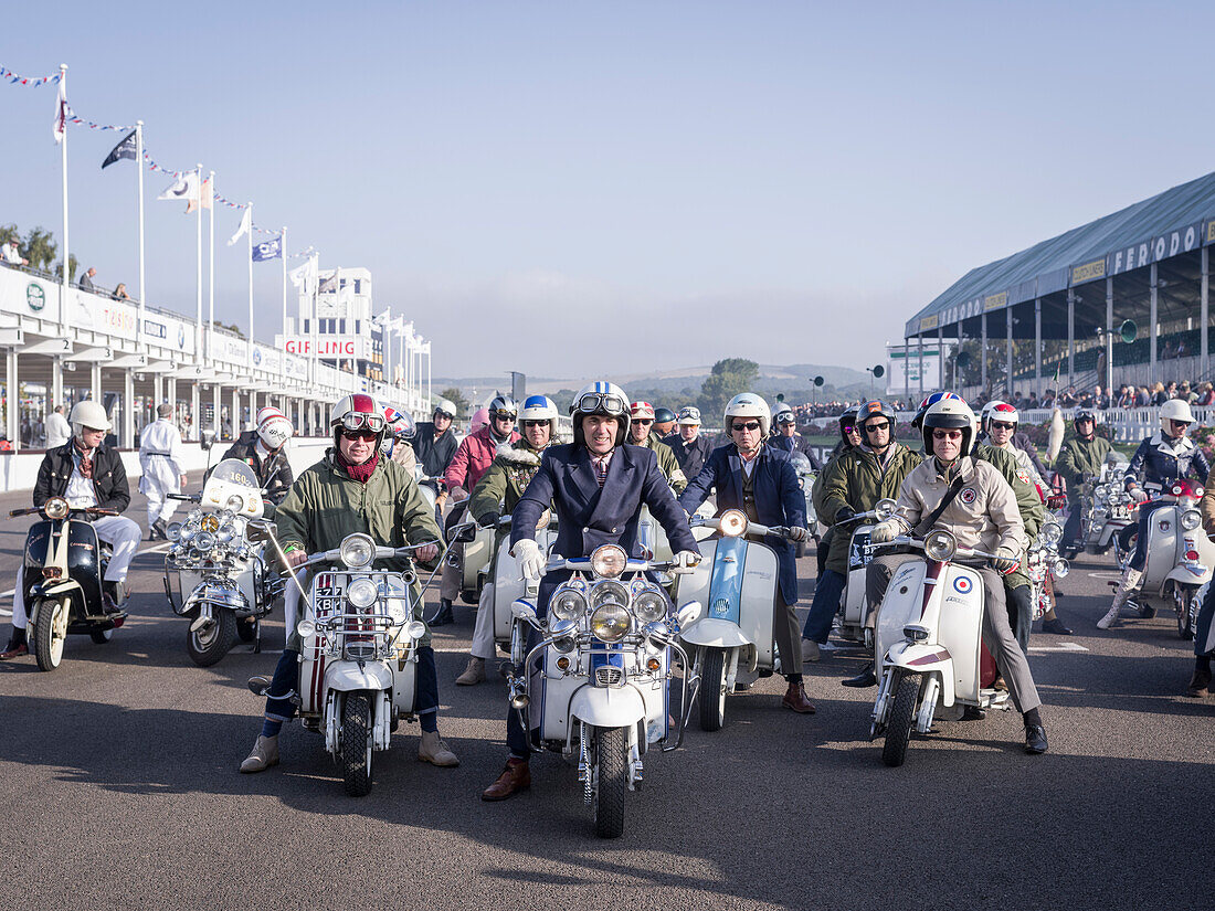 Mods auf Motorrollern, Goodwood Revival 2014, Rennsport, Autorennen, Classic Car, Goodwood, Chichester, Sussex, England, Großbritannien