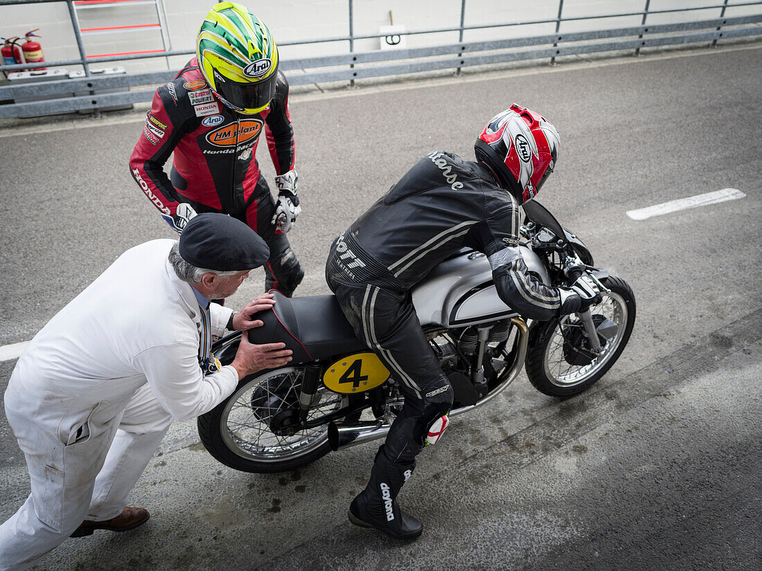 Change of driver, 1953 Norton Manx, Barry Sheene Memorial Trophy, Goodwood Revival 2014, Racing Sport, Classic Car, Goodwood, Chichester, Sussex, England, Great Britain