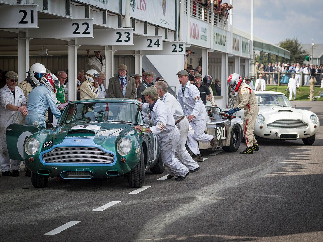 1960 Aston Martin DB4 GT, Fahrerwechsel an der Box, RAC TT Celebration, Goodwood Revival 2014, Rennsport, Autorennen, Classic Car, Goodwood, Chichester, Sussex, England, Großbritannien