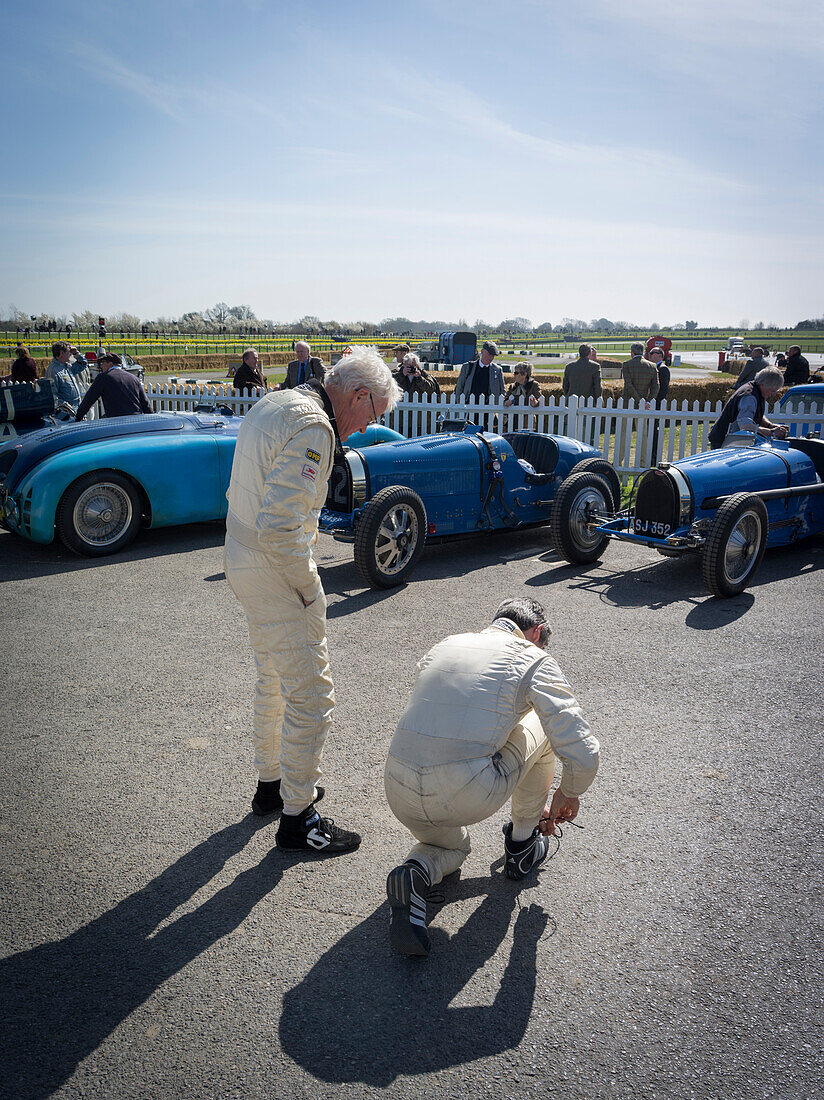 Rennfahrer vor Bugatti Rennwagen, Grover-Williams Trophy, 72nd Members Meeting, Rennsport, Autorennen, Classic Car, Goodwood, Chichester, Sussex, England, Großbritannien