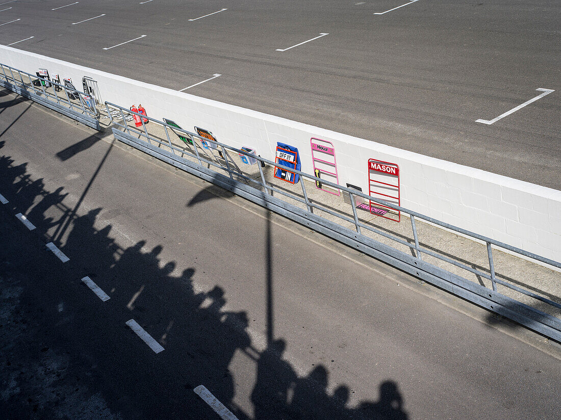 Boxengasse, 72nd Members Meeting, Rennsport, Autorennen, Classic Car, Goodwood, Chichester, Sussex, England, Großbritannien