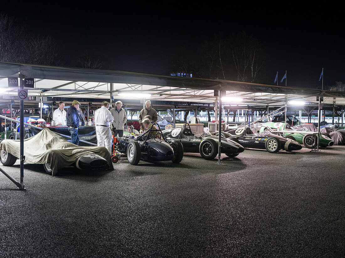 Fahrerlager bei Nacht, 72nd Members Meeting, Rennsport, Autorennen, Classic Car, Goodwood, Chichester, Sussex, England, Großbritannien