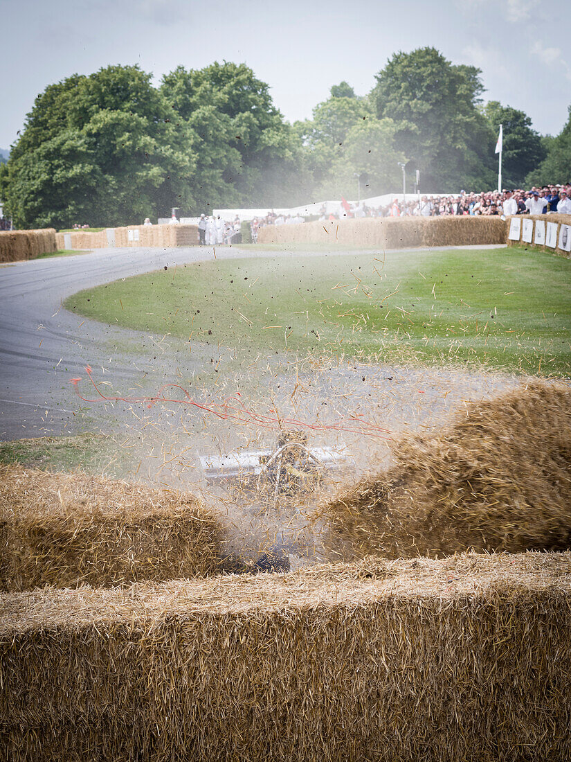 Unfall eines Surtees-Chevrolet TS11 Formel 1 Rennwagens, Goodwood Festival of Speed 2014, Rennsport, Autorennen, Classic Car, Goodwood, Chichester, Sussex, England, Großbritannien