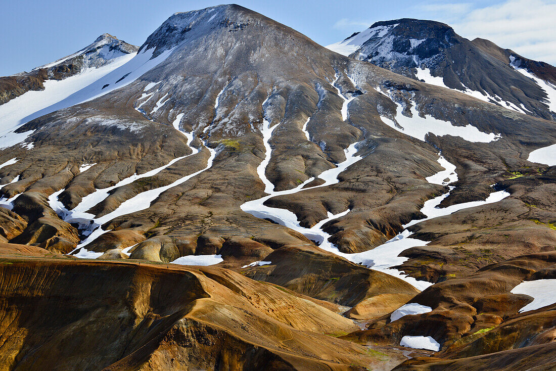 Geothermalgebiet Hveradalir mit farbigen Rhyolith-Bergen darunter Snaekollur und Lodmundur, Vulkangebirge Kerlingarfjöll, Hochland, Südisland, Island