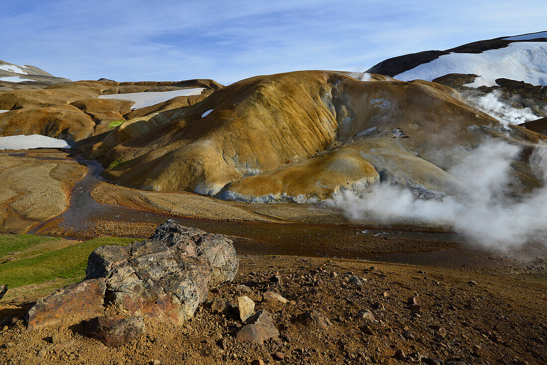 Geothermalgebiet Hveradalir, Dampf steigt farbigen Rhyolith-Bergen, Vulkangebirge Kerlingarfjöll, Hochland, Südisland, Island