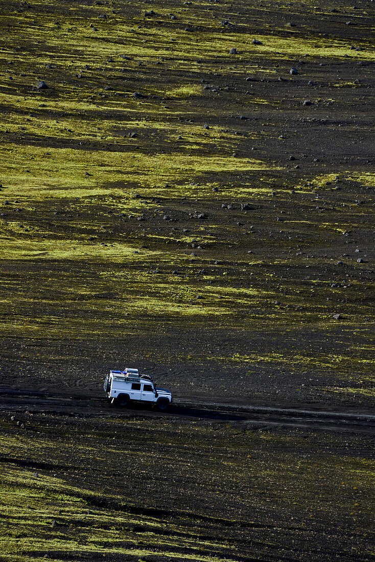 Jeep at track at lake Frostastadavatn between Landmannalaugar and Fjallabak, Highlands, Southern Iceland, Iceland, Europe