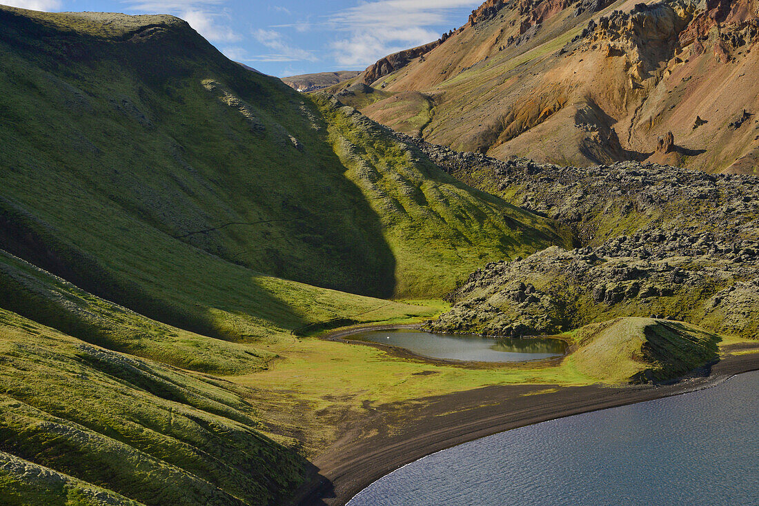 Ufer und Berge am See Frostastadavatn zwischen Landmannalaugar und Fjallabak, Hochland, Südisland, Island, Europa