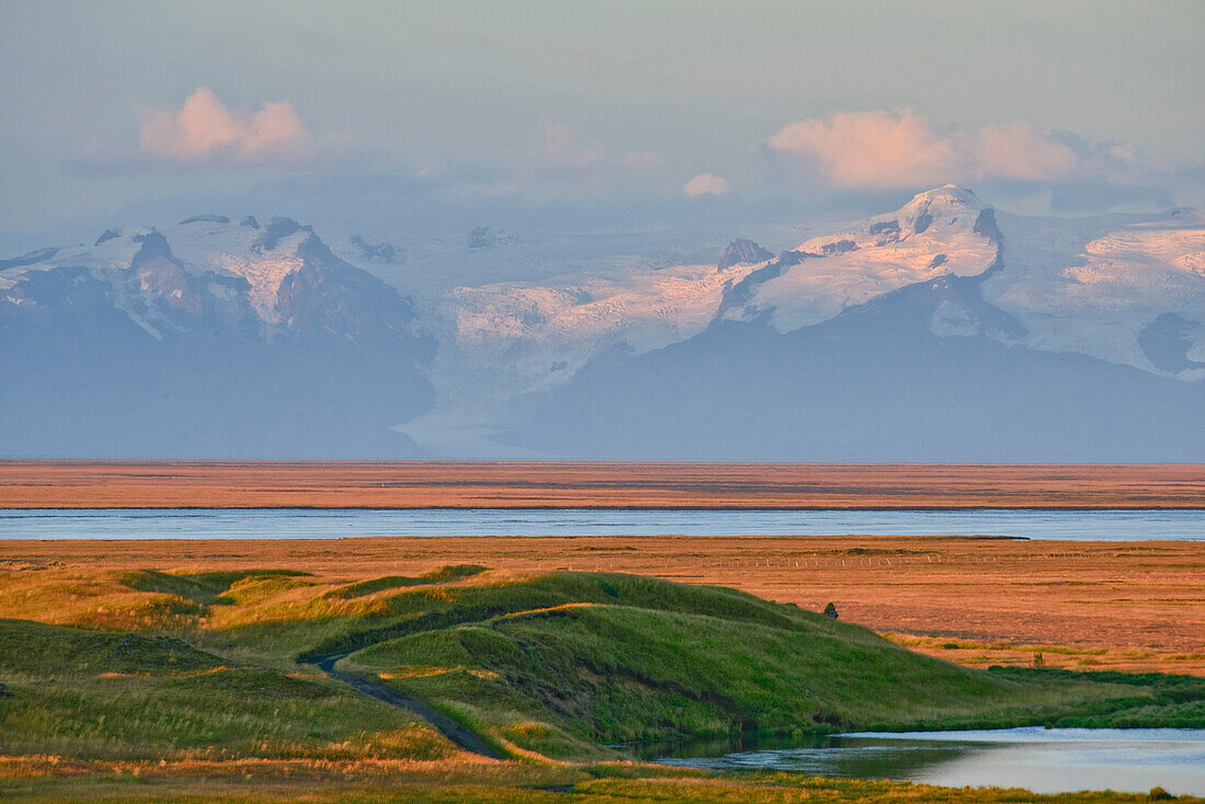 Blick nahe Kirkjubaejarklaustur über Fluss Skeidará auf Berge des Vatnjökull-Gletschermassivs bei Sonnenuntergang, Südisland, Island, Europa