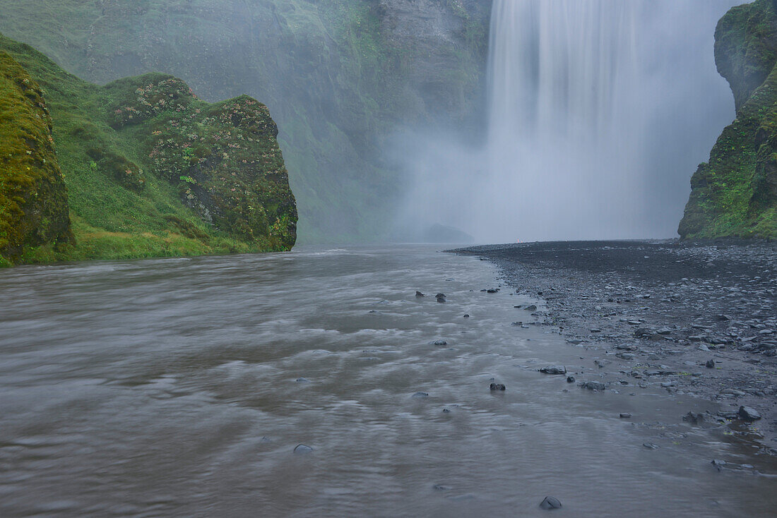 Wasserfall Skógafoss nahe Skógar unterhalb des Eyjafjallajökull, Südisland, Island, Europa