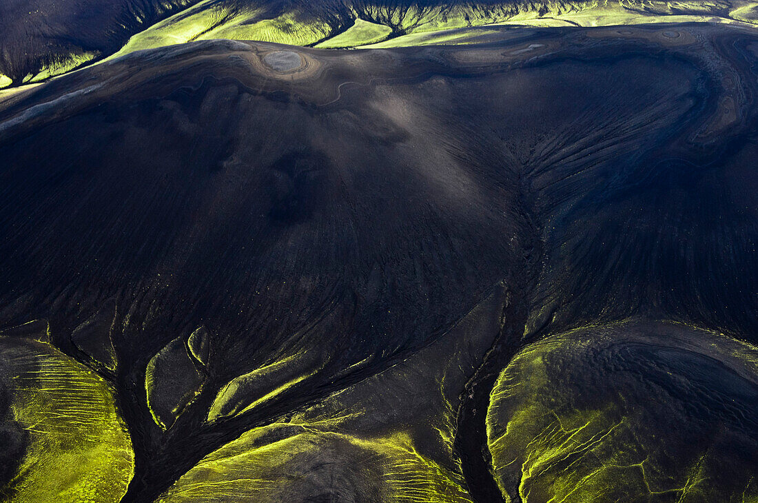 Luftbild (Aerial) von vulkanisch dunklen Bergen überwachsen mit fluoreszierenden Moosen,  Veidivötn, Hochland, Südisland, Island, Europa