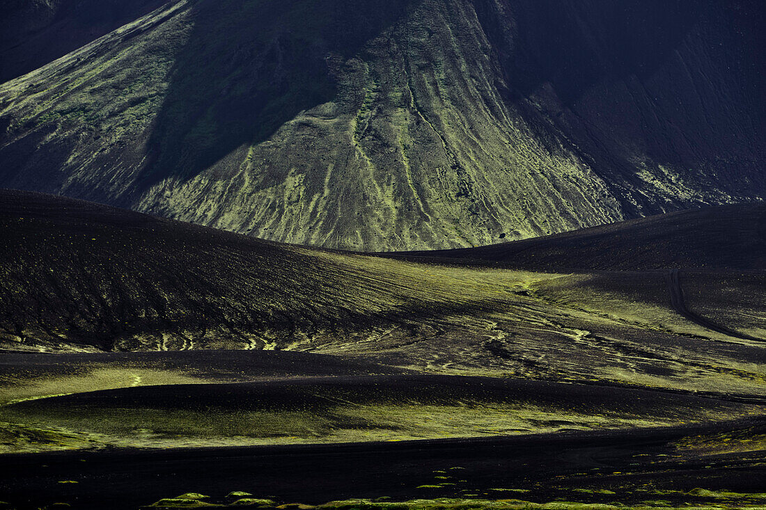 Vulkanisch dunklen Bergen überwachsen mit fluoreszierenden Moosen,  Veidivötn, Hochland, Südisland, Island, Europa