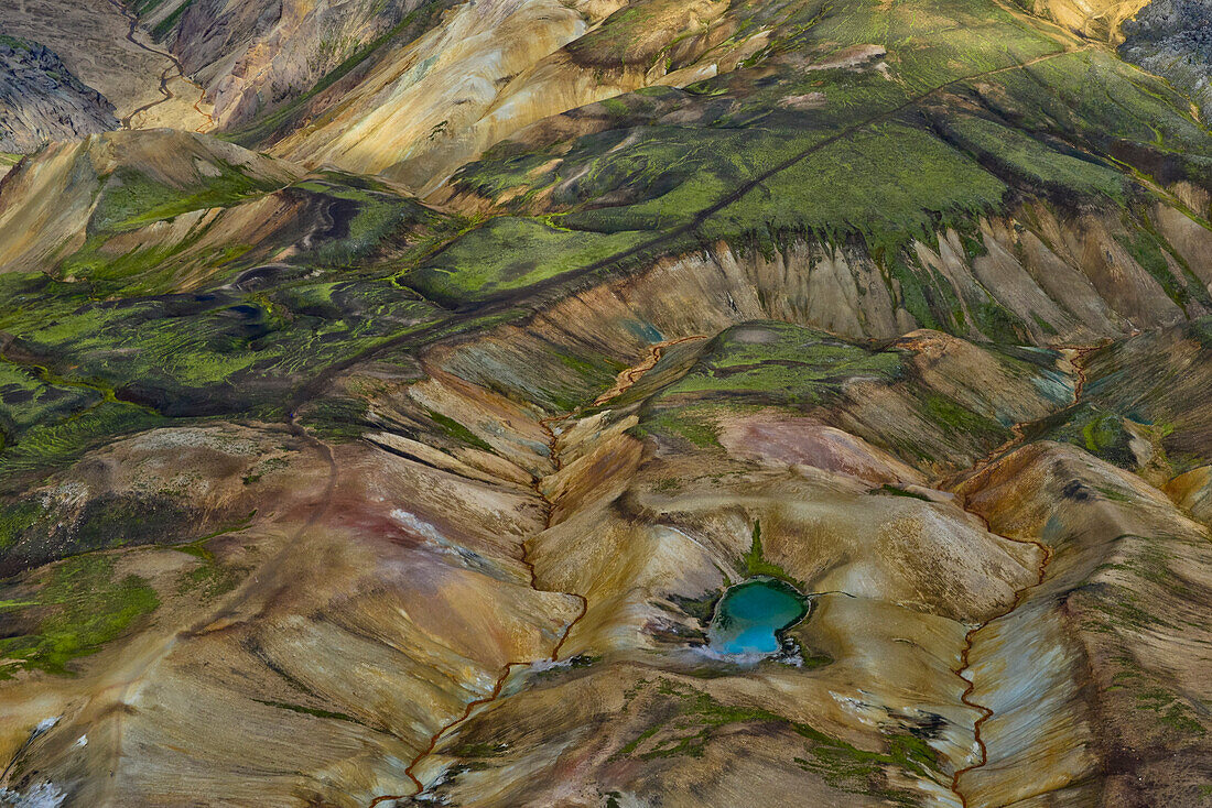 Luftbild (Aerial) von kleinem See, Flüssen und farbigen Rhyolith-Bergen, Geothermalgebiet Landmannalaugar, Laugarvegur, Hochland, Südisland, Island, Europa