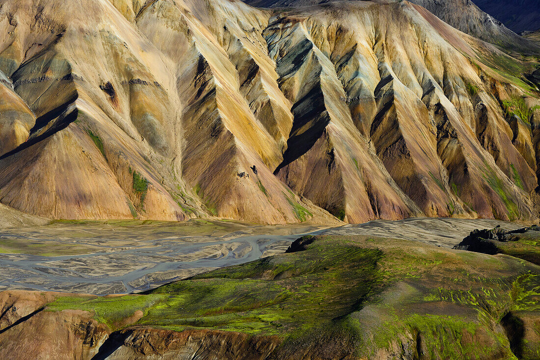 Luftbild (Aerial) von Flusstal des Gletscherflusses Tungnaa und farbige Rhyolith-Berge, Landmannalaugar, Hochland, Südisland, Island, Europa