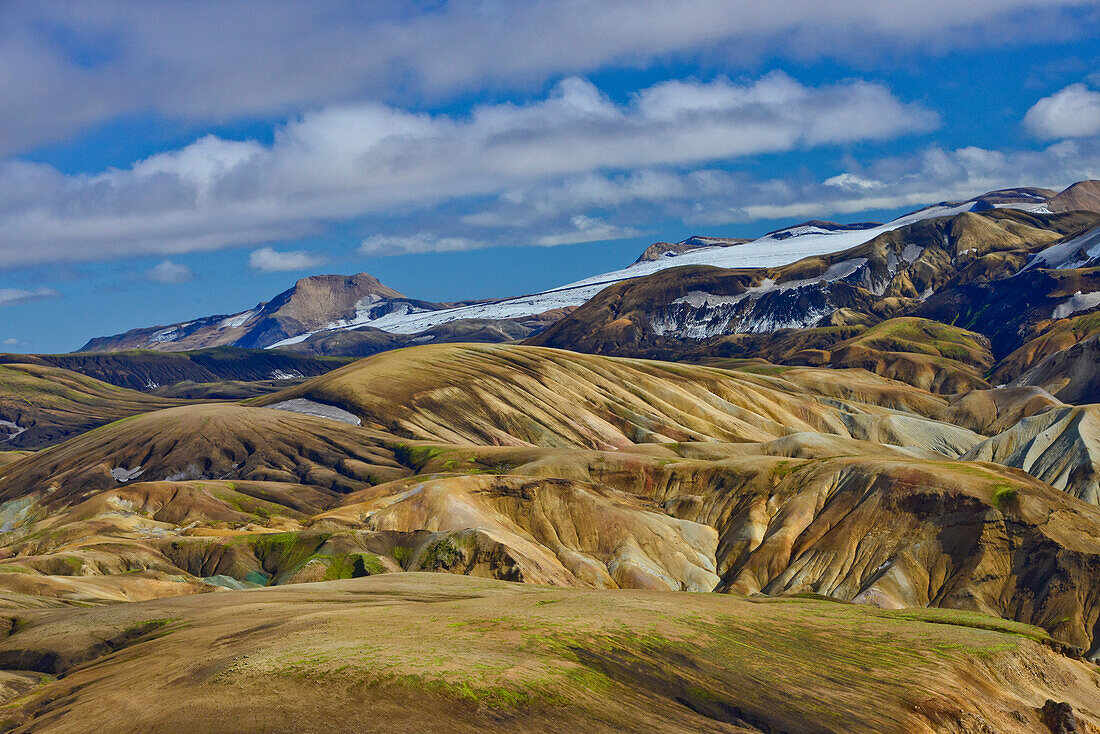 Luftbild (Aerial) von farbigen, schneebedeckten Rhyolith-Bergen, Geothermalgebiet Landmannalaugar, Laugarvegur, Hochland, Südisland, Island, Europa