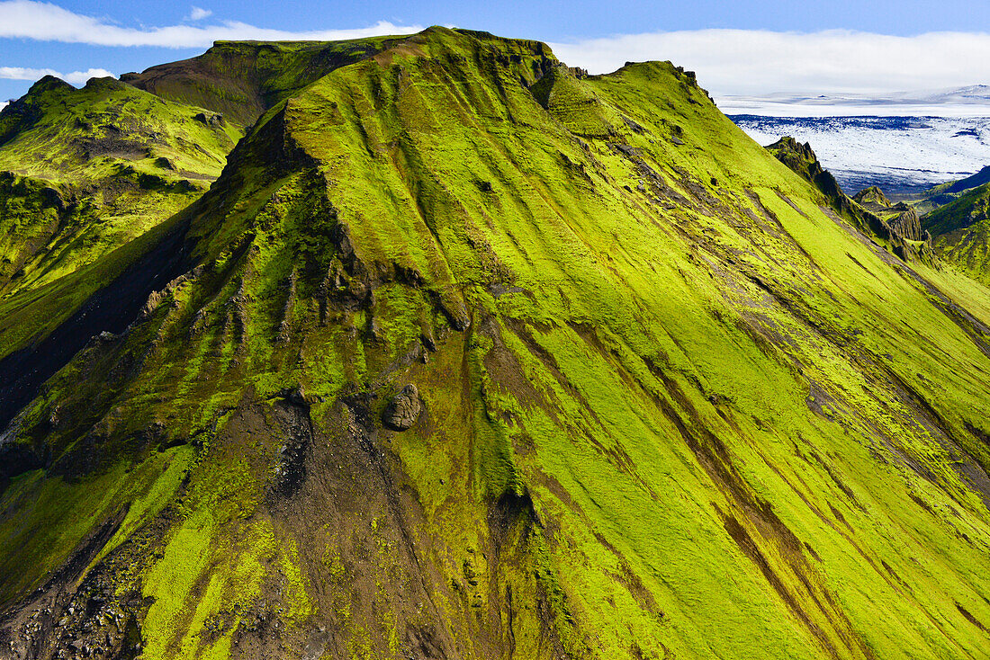 Luftbild (Aerial) von grünen Bergen und Gletscher, Fjallabak, Hochland, Südisland, Island, Europa