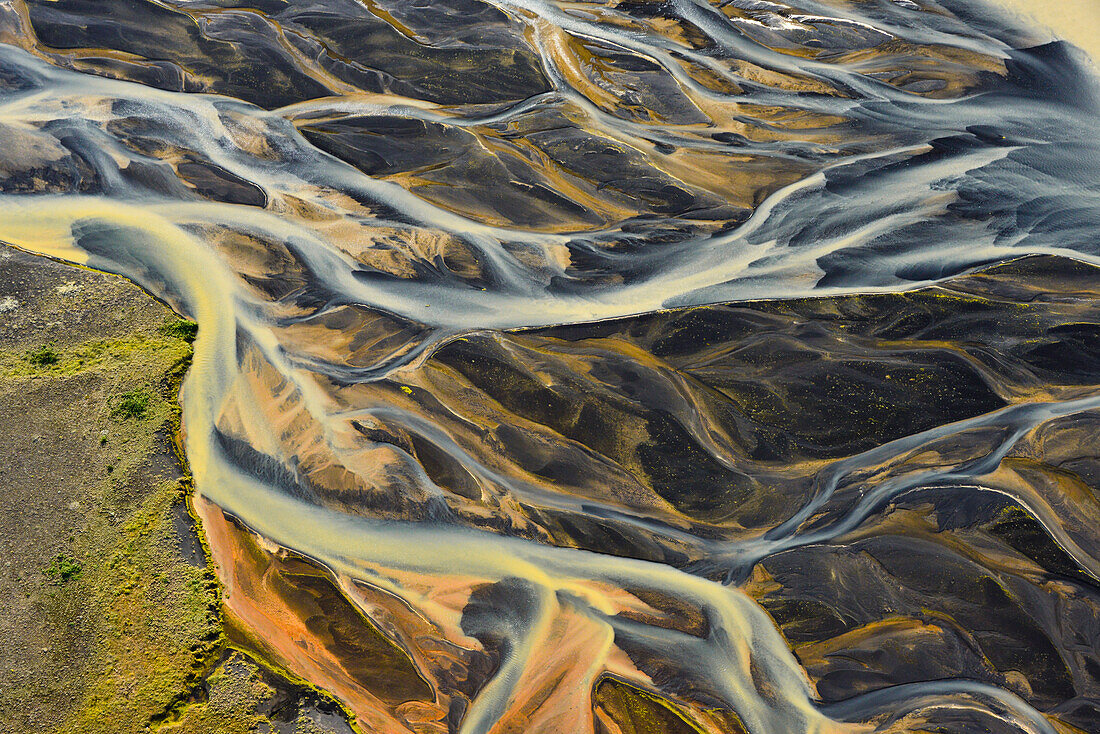 Luftbild (Aerial) von den farbenfrohen Mäandern des Glescherflusses Thjorsa auf der Lavaebene (Sander) Landeyarsandur, Atlantiküste, Südisland, Island, Europa