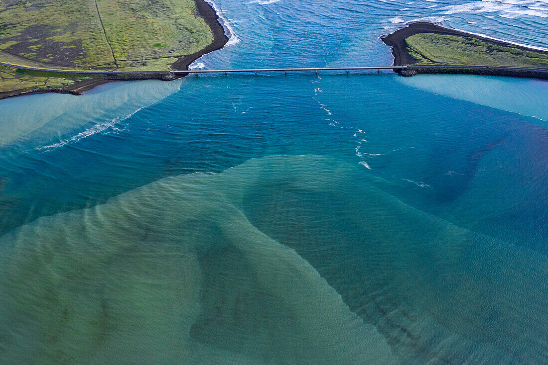 Luftbild (Aerial) der Brücke Óseyrarbrú über Fluss Ölfussa, der hier in den Atlantik mündet, bei Eyrarbakki, Südisland, Island, Europa