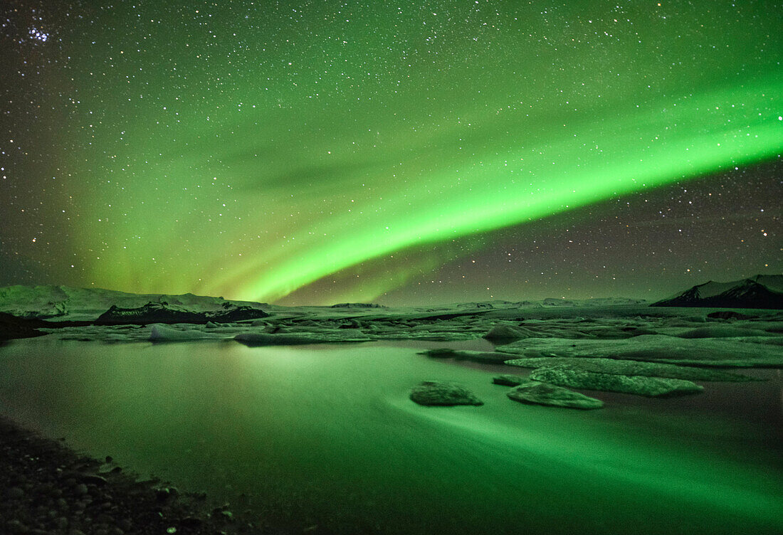 Northern lights (aurora borealis) over glacial lake Jokulsarlon and icebergs at Vatnajokull,  Breidamerkursandur between Skaftafell National Park und Hofn, East Iceland, Iceland, Europe