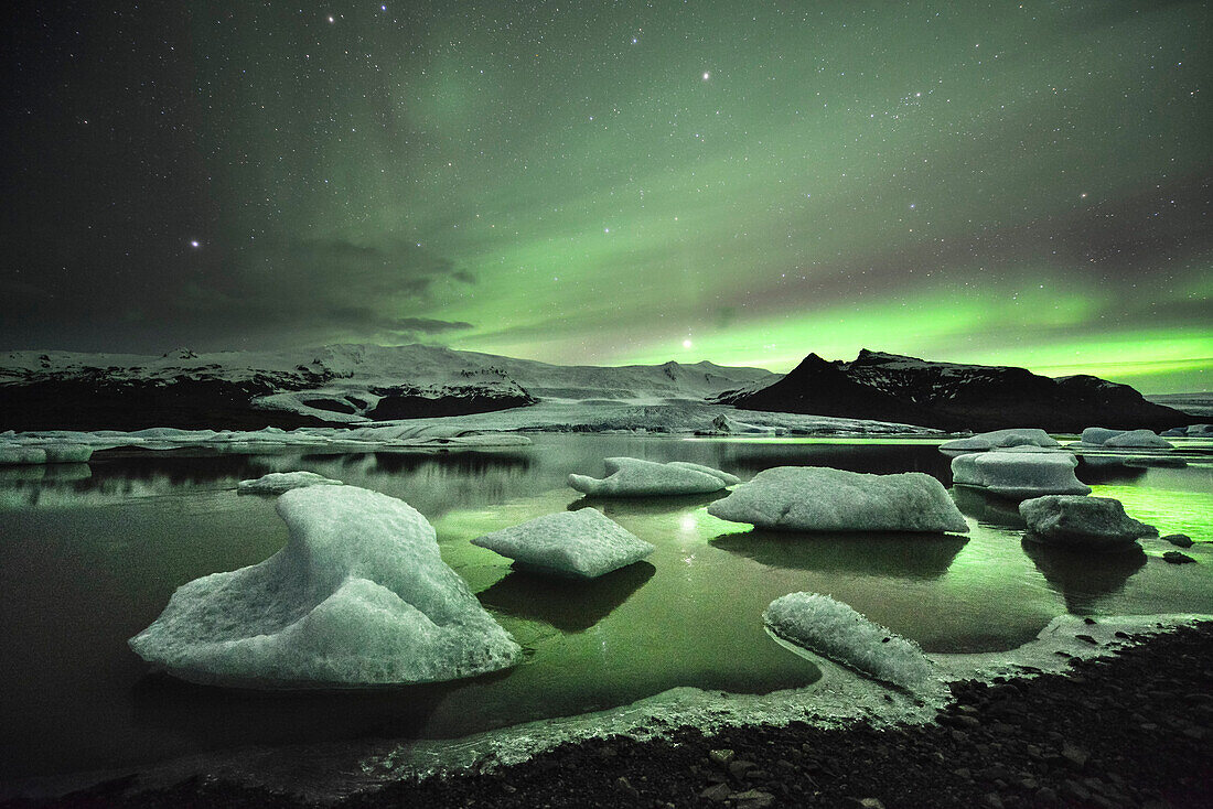 Polarlichter (Aurora Borealis) über Gletscherseen Breidarlon und Fjallsarlon mit Eisbergen, am Vatnajökull, Breiðamerkursandur zwischen dem Skaftafell-Nationalpark und Höfn, neben Fjallsarlon, Ostisland, Island, Europa