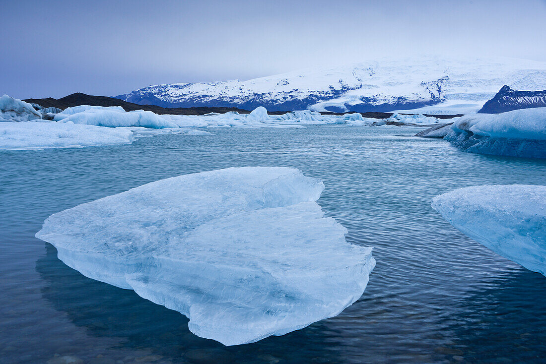 glacial lake Jokulsarlon with icebergs at Vatnajokull,  Breidamerkursandur between Skaftafell National Park und Hofn, East Iceland, Iceland, Europe