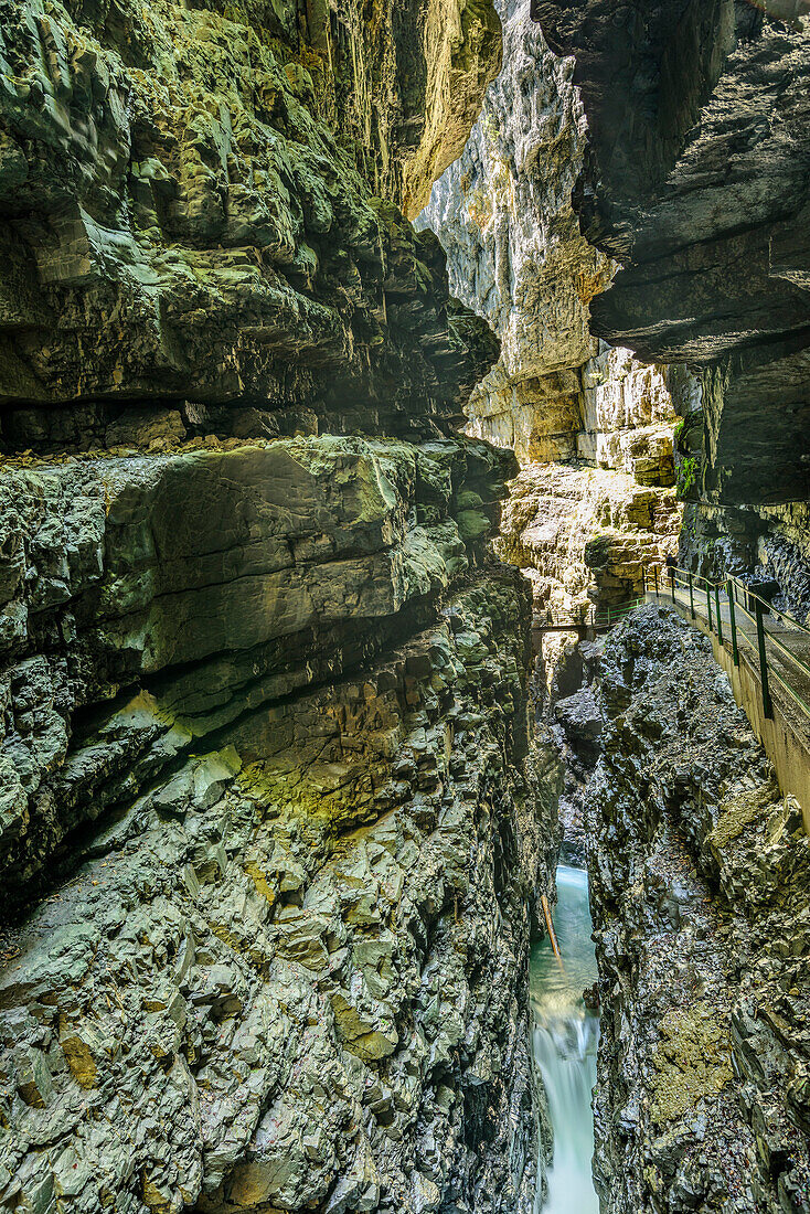 Breitach fliesst durch tief eingeschnittene Klamm, Breitachklamm, Allgäuer Alpen, Allgäu, Schwaben, Bayern, Deutschland