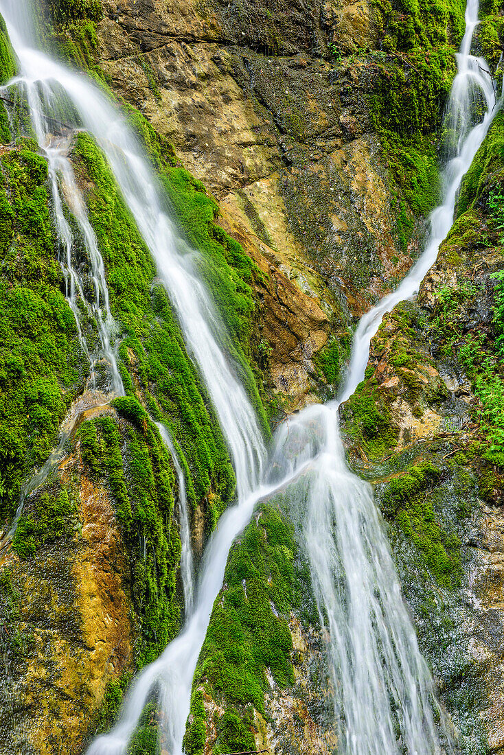 Wasser fliesst über Felswand, Wimbachklamm, Nationalpark Berchtesgaden, Berchtesgadener Alpen, Berchtesgaden, Oberbayern, Bayern, Deutschland