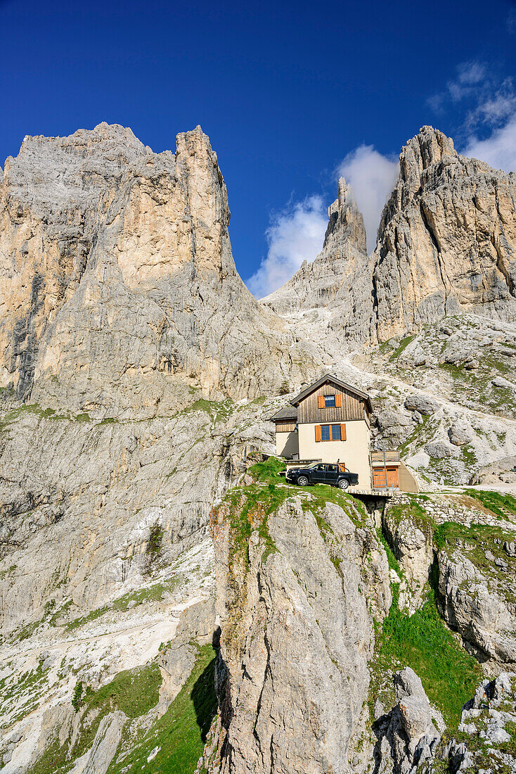 Hut Preusshuette with Rosengartenspitze and Vajolettuerme, valley of Vajolet, Rosengarten range, UNESCO world heritage Dolomites, Dolomites, Trentino, Italy
