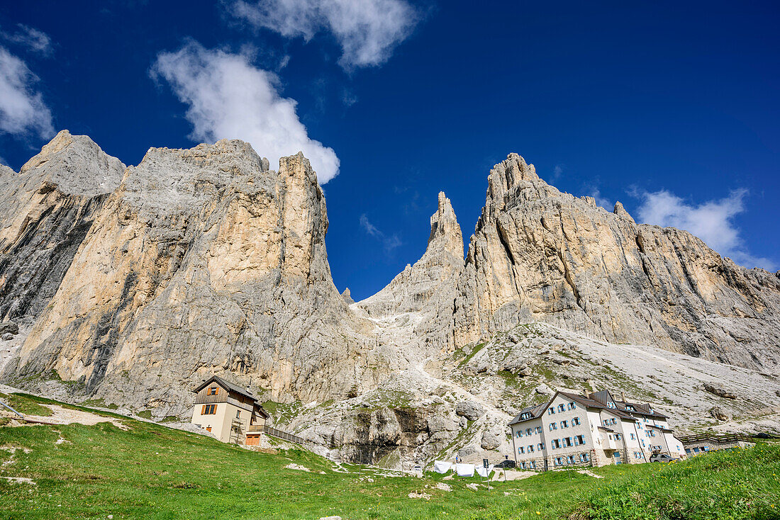 Preusshütte und Alimonta-Hütte mit Rosengartenspitze und Vajolettürme, Vajolettal, Rosengartengruppe, UNESCO Weltnaturerbe Dolomiten, Dolomiten, Trentino, Italien