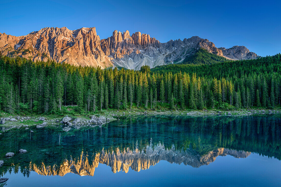 Karersee mit Latemargruppe, Karersee, UNESCO Weltnaturerbe Dolomiten, Dolomiten, Südtirol, Italien