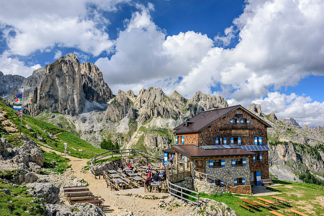 Rotwandhütte, Rifugio Roda di Vael, mit Mugoni im Hintergrund, Rotwand, Rosengarten, UNESCO Weltnaturerbe Dolomiten, Dolomiten, Trentino, Italien