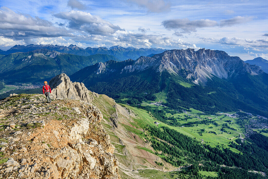 Frau steigt zur Rotwand auf, Latemargruppe im Hintergrund, Rotwand, Rosengarten, UNESCO Weltnaturerbe Dolomiten, Dolomiten, Trentino, Italien