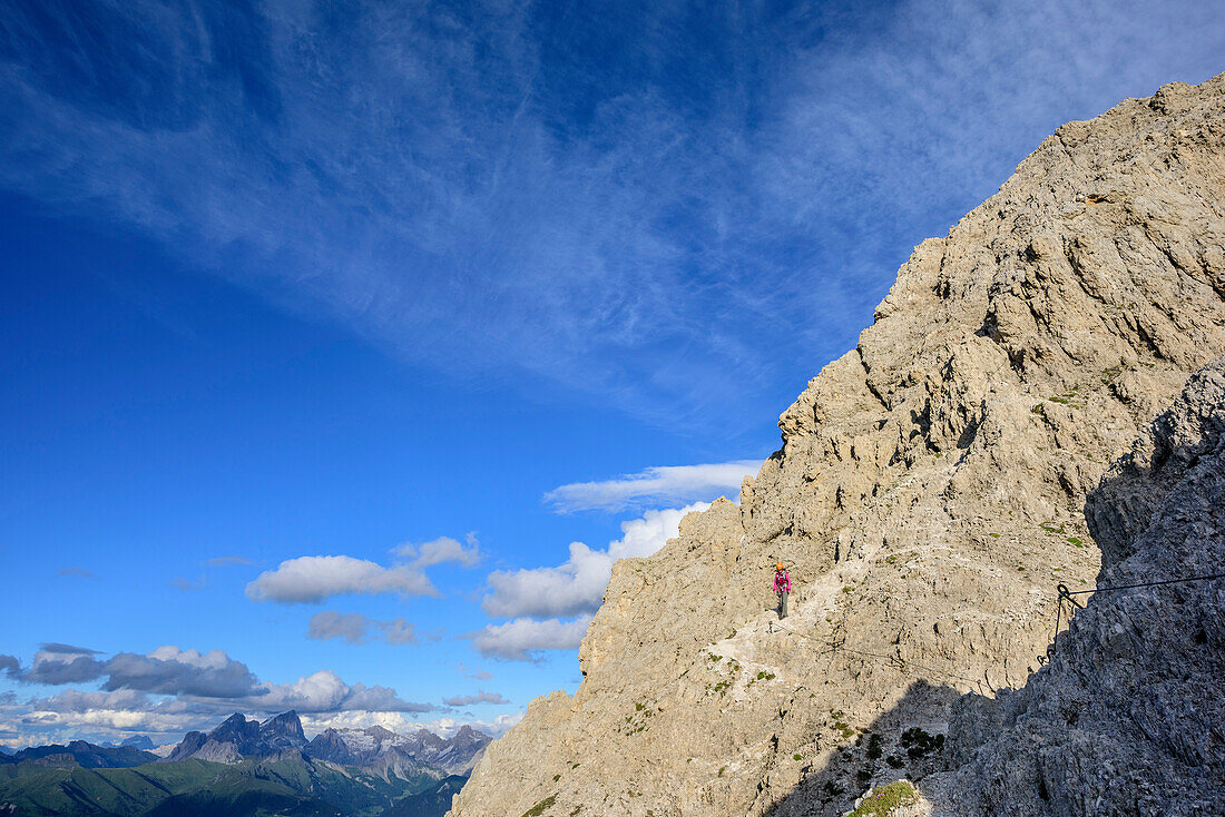 Frau steigt über Klettersteig von der Rotwand ab, Rotwand, Rosengarten, UNESCO Weltnaturerbe Dolomiten, Dolomiten, Trentino, Italien