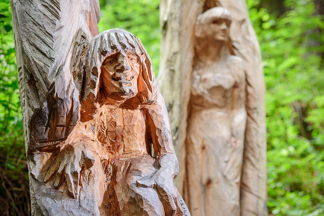 Holz geschnitzte Sagenfiguren, Fassatal, UNESCO Weltnaturerbe Dolomiten, Dolomiten, Trentino, Italien