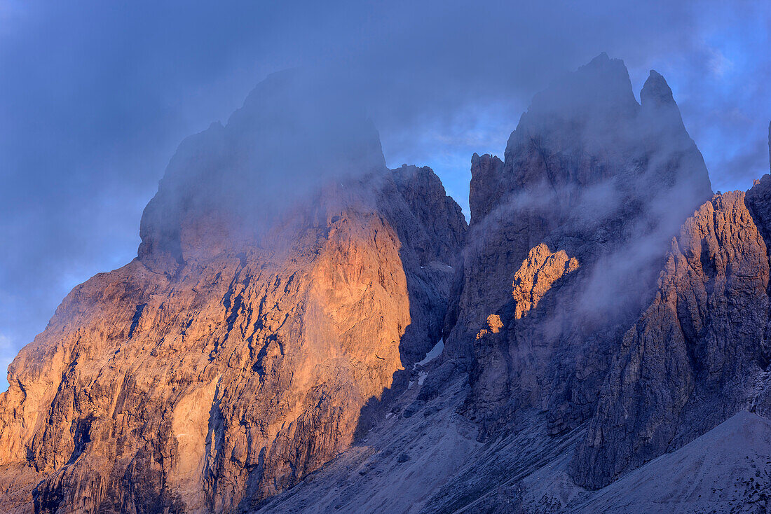 Grohmannspitze und Fünffingerspitze in Wolkenstimmung, Langkofelgruppe, UNESCO Weltnaturerbe Dolomiten, Dolomiten, Trentino, Italien