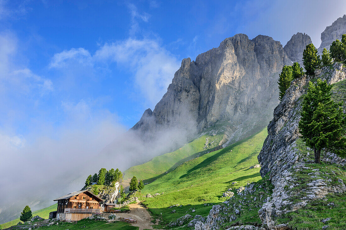 Hut Rifugio Sandro Pertini standing beneath Plattkofel, Plattkofel, Langkofel range, UNESCO world heritage Dolomites, Dolomites, Trentino, Italy