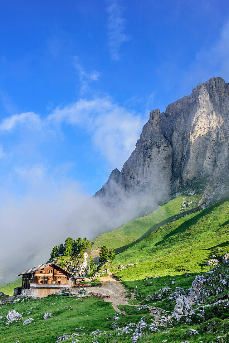 Hut Rifugio Sandro Pertini standing beneath Plattkofel, Plattkofel, Langkofel range, UNESCO world heritage Dolomites, Dolomites, Trentino, Italy