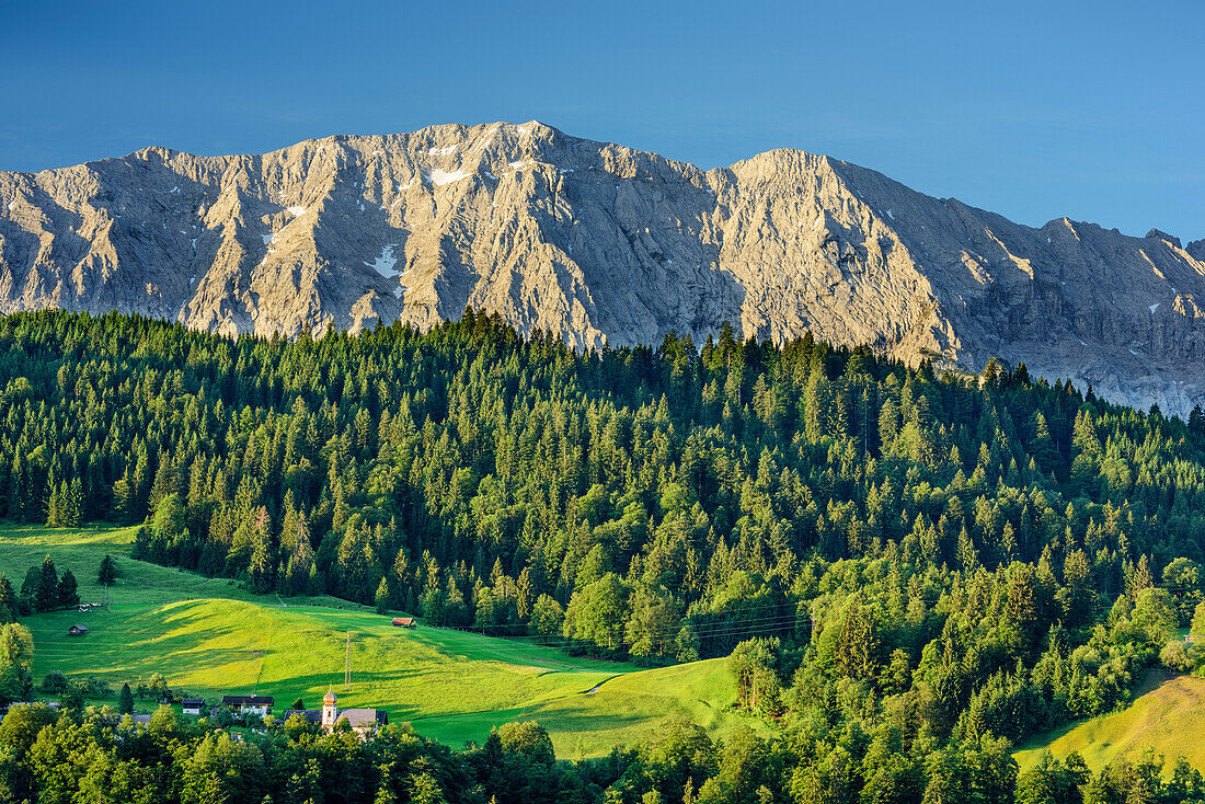 Kirche und Häuser von Wamberg mit Wetterstein im Hintergrund, Werdenfels, Garmisch-Partenkirchen, Wetterstein, Oberbayern, Bayern, Deutschland